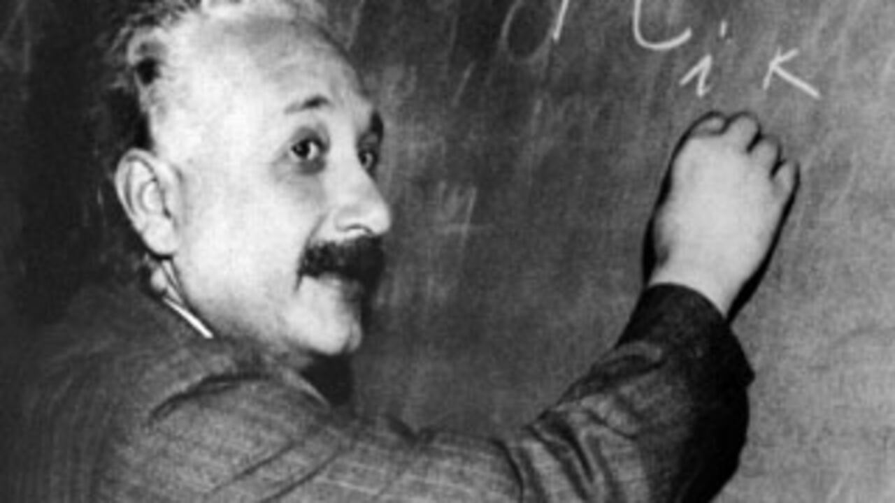 Los paradigmas de Albert Einstein han regido la física en los últimos 85 años. Joao Magueijo, físico portugués, decidió retarlo con la teoría de la velocidad variable de la luz