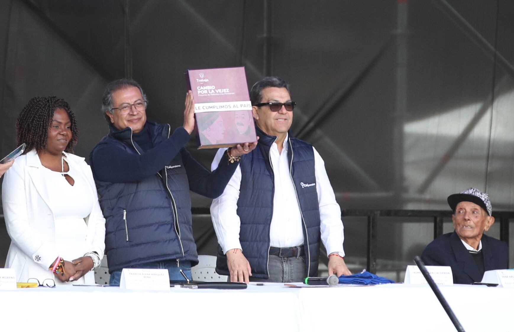 Presidente Gustavo Petro sanciona la Reforma Pensional en la Plaza de Bolívar para ponerle la firma la ley ante cientos de adultos mayores