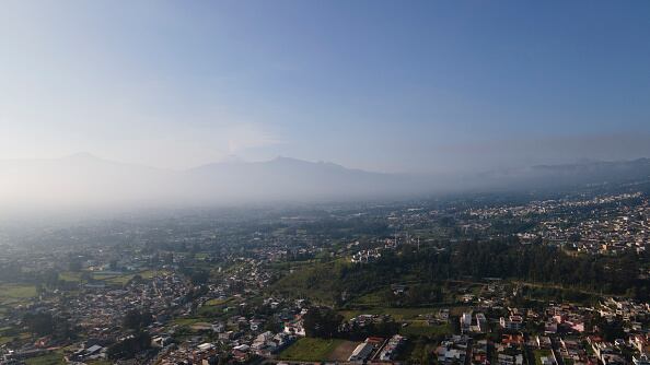 En Quito, Ecuador, se consigue vivienda a 1.202 dólares (unos 6.000.000 de pesos colombianos) el metro cuadrado. (Photo by Franklin Jacome/Agencia Press South/Getty Images)