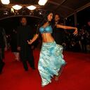 Una bailarina de Bollywood se presenta en la alfombra roja tras la llegada del productor indio Shekhar Kapur (i), el director indio Rakeysh Omprakash Mehra (c) y el director estadounidense Jeffrey Zimbalist (d) a la proyección de 'Bollywood. The Greatest Love Story Ever Told' en la 64 edición del Festival de Cine de Cannes, Francia.