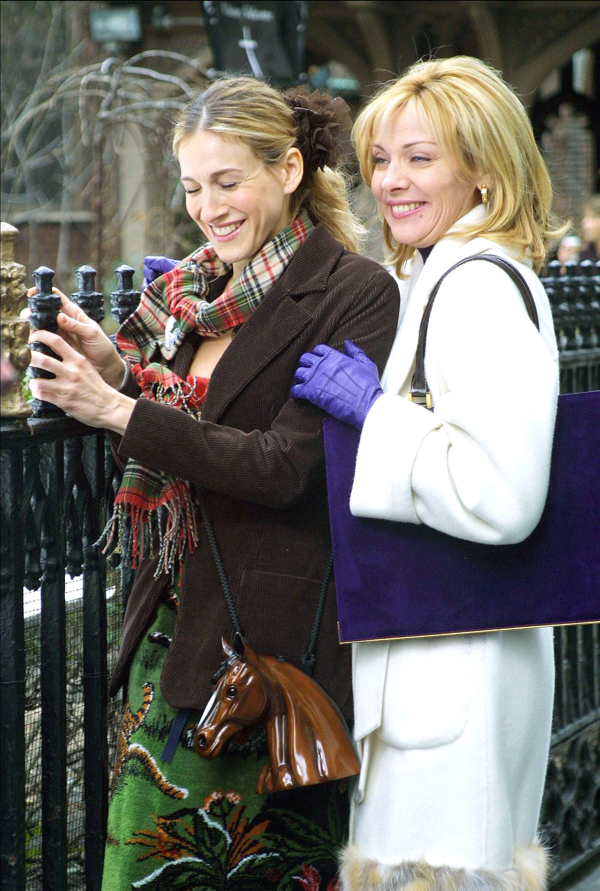 Sarah Jessica Parker and Kim Cattral during Filming "Sex and the City" on March 15, 2001 at Streets of New York in New York City, New York, United States. (Photo by Tom Kingston/WireImage)