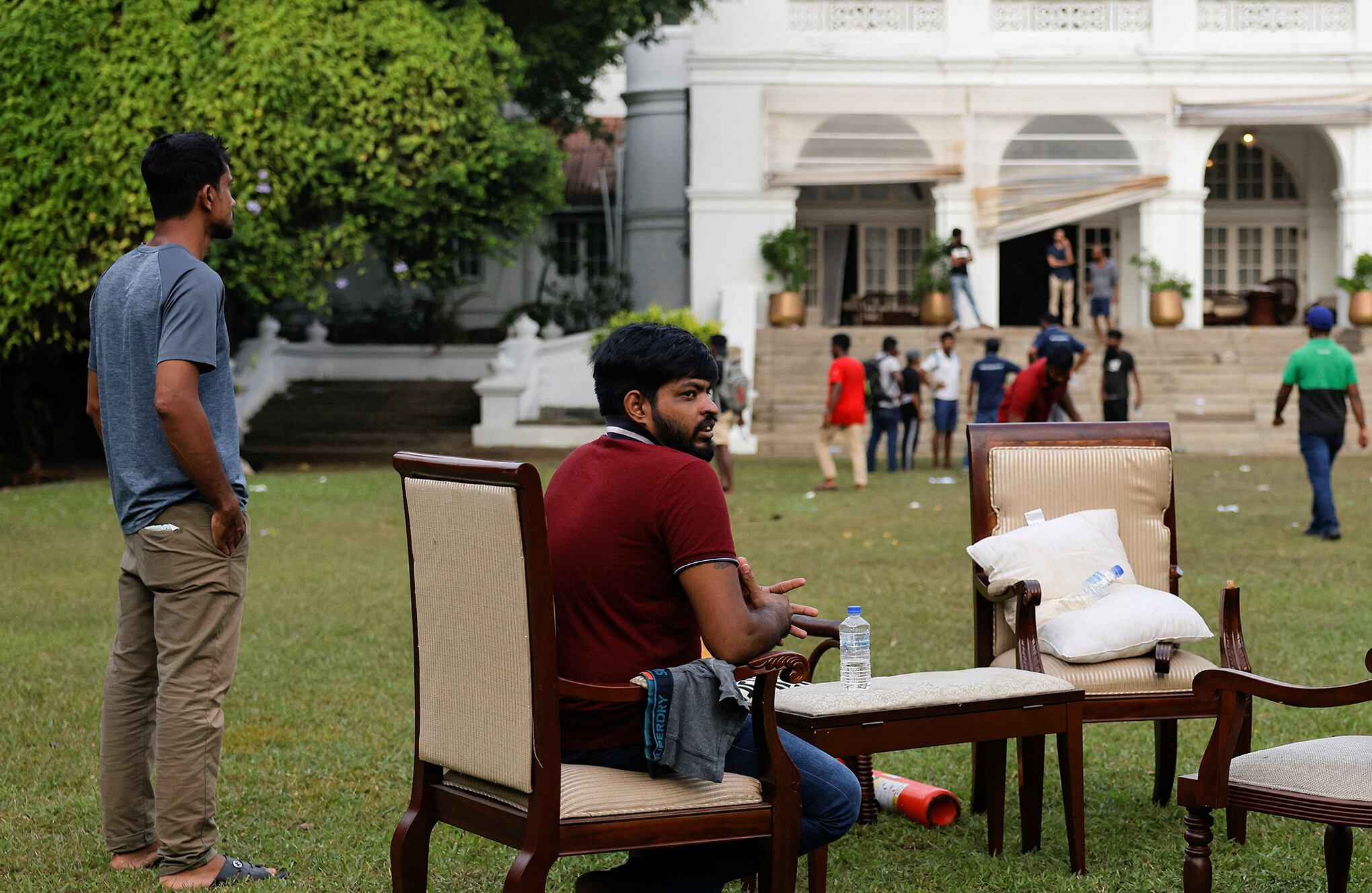 En imágenes : Manifestantes de Sri Lanka ocupan residencias de presidente y primer ministro