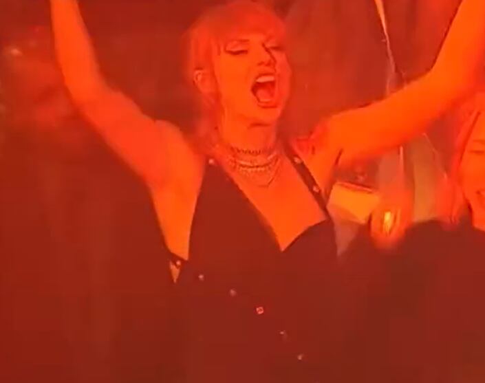 La reacción de Taylor Swift a los movimientos de Shakira en los MTV VMAs 2023.