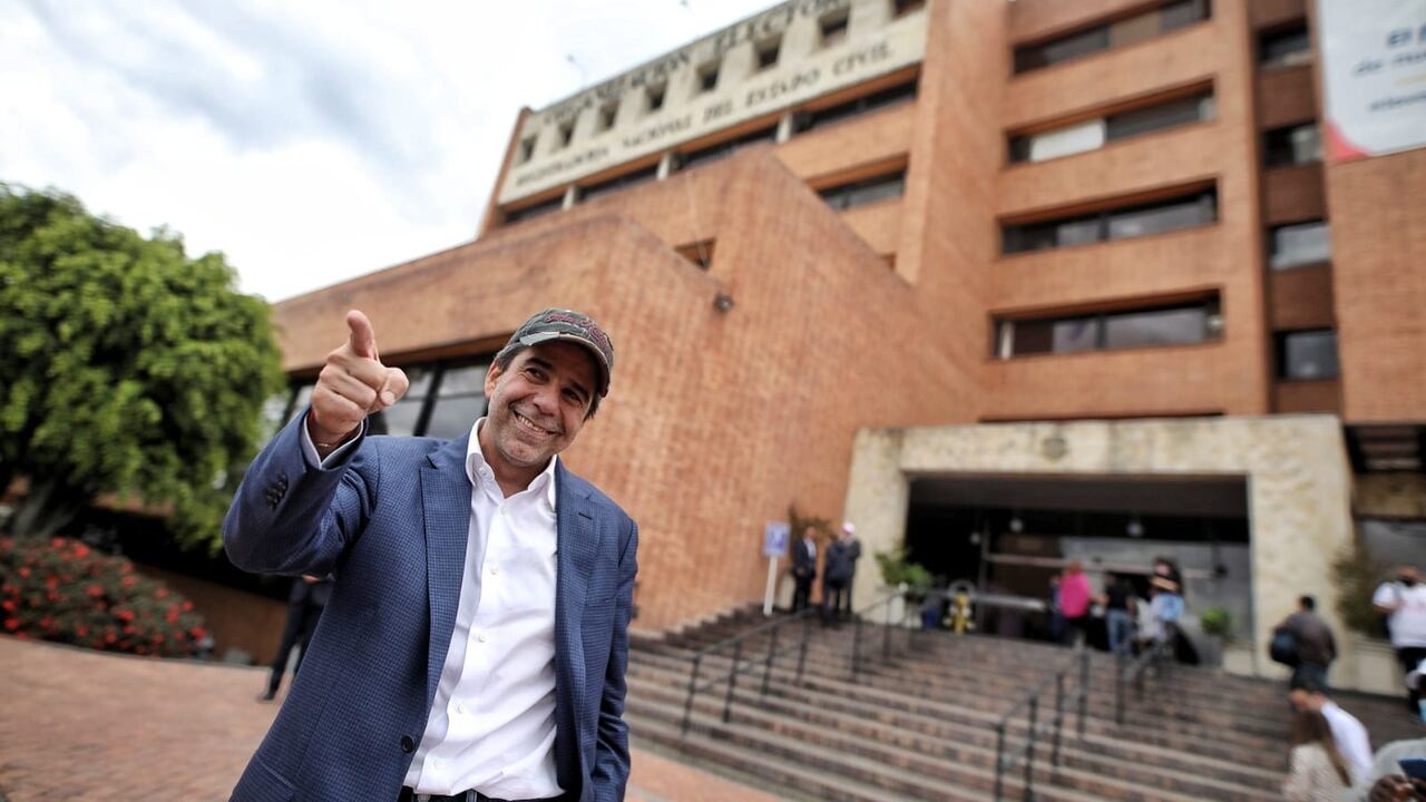 Álex Char entregó firmas en la Registraduría Nacional.