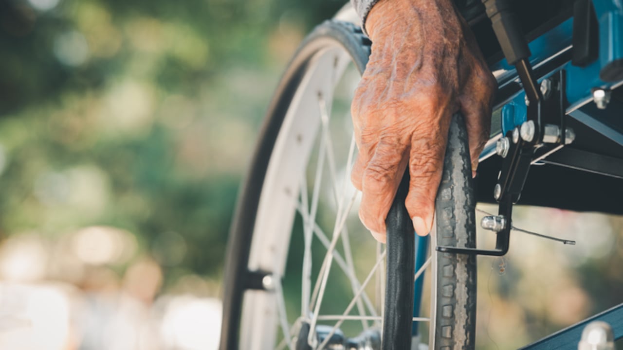 El accidente ocurrió justo después de las 2 p. m. en Northwest 7th Avenue y 103rd Street en el área de Pinewood, justo al oeste de la Interestatal 95.