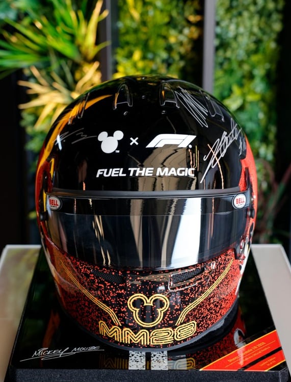 El casco de Disney y la F1