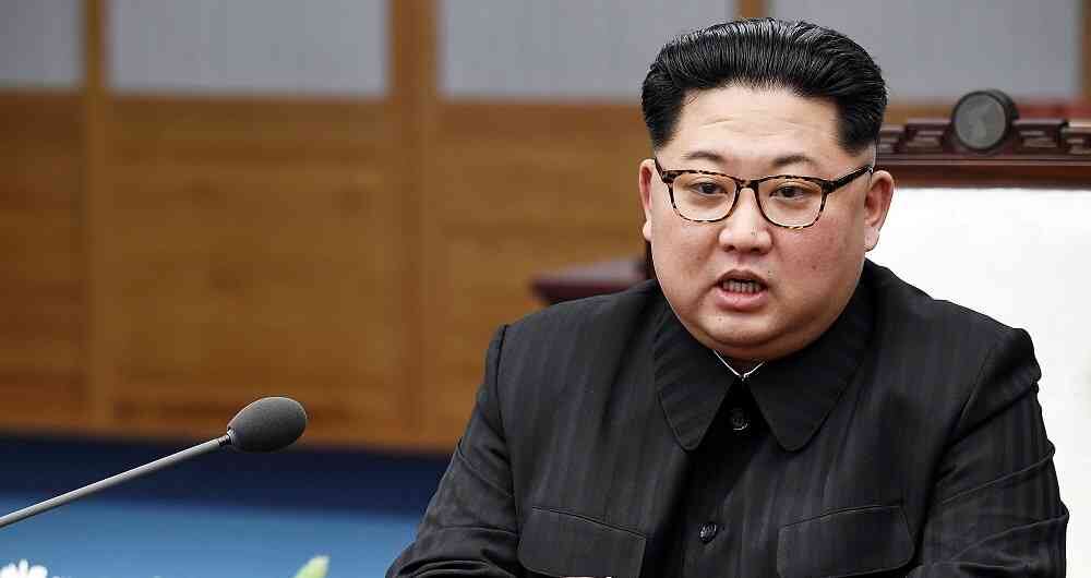 La caída de la Unión Soviética sumió a Corea del Norte en los noventa en un periodo de declive económico que, sumado a desastres meteorológicos, provocó una grave escasez a la que se le atribuyen hasta tres millones de fallecidos, según algunas estimaciones.