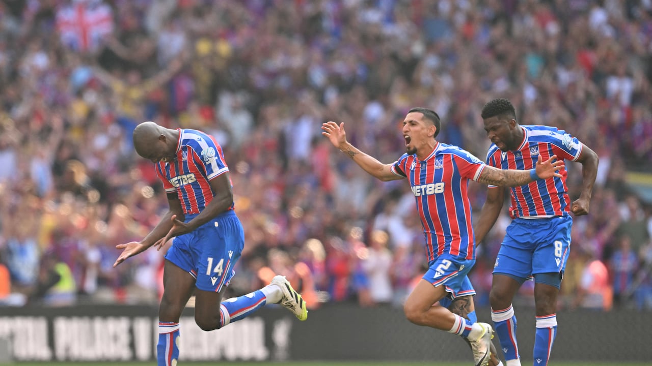 Daniel Muñoz y Jefferson Lerma celebrando la victoria frente al Liverpool en donde se consagraron campeones de la Community Shield.