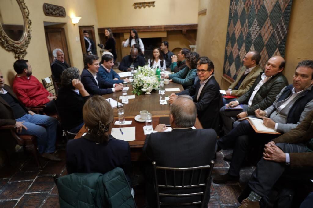 Al encuentro asistieron: Íngrid Betancourt, Humberto de la Calle, Juan Manuel Galán, Carlos Fernando Galán, Jorge Enrique Robledo, Juan Fernando Cristo, Carlos Amaya, Angélica Lozano, Berenice Bedoya, John Arley Murillo y Alejandro Gaviria.