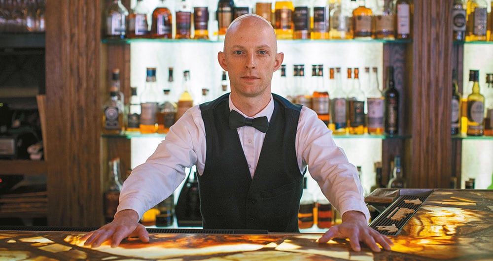 El bar no es atendido por el misterioso Lloyd, como en el filme, sino por Logan Rushing, un experto en bebidas espirituosas.