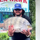 El hombre aseguró sentirse muy feliz por haber capturado a este imponente animal.