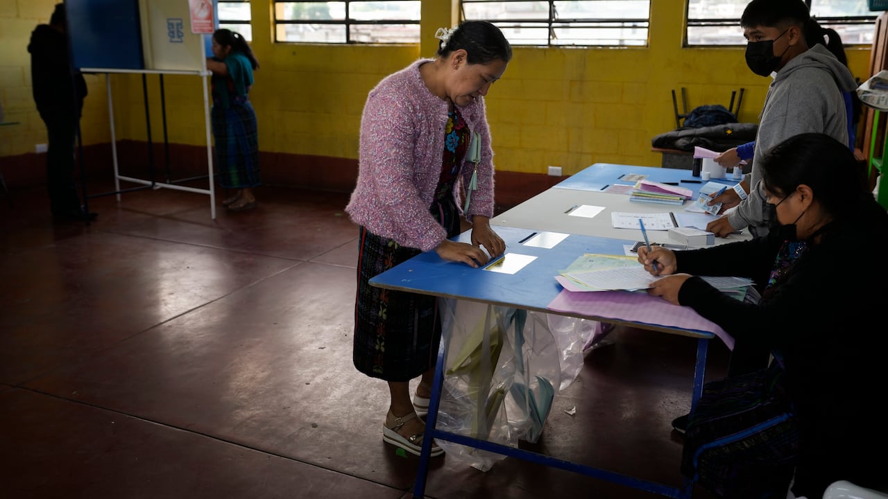 Una mujer vota durante las elecciones generales en Sumpango, Guatemala, el domingo 25 de marzo de 2023. (AP Foto/Moisés Castillo)