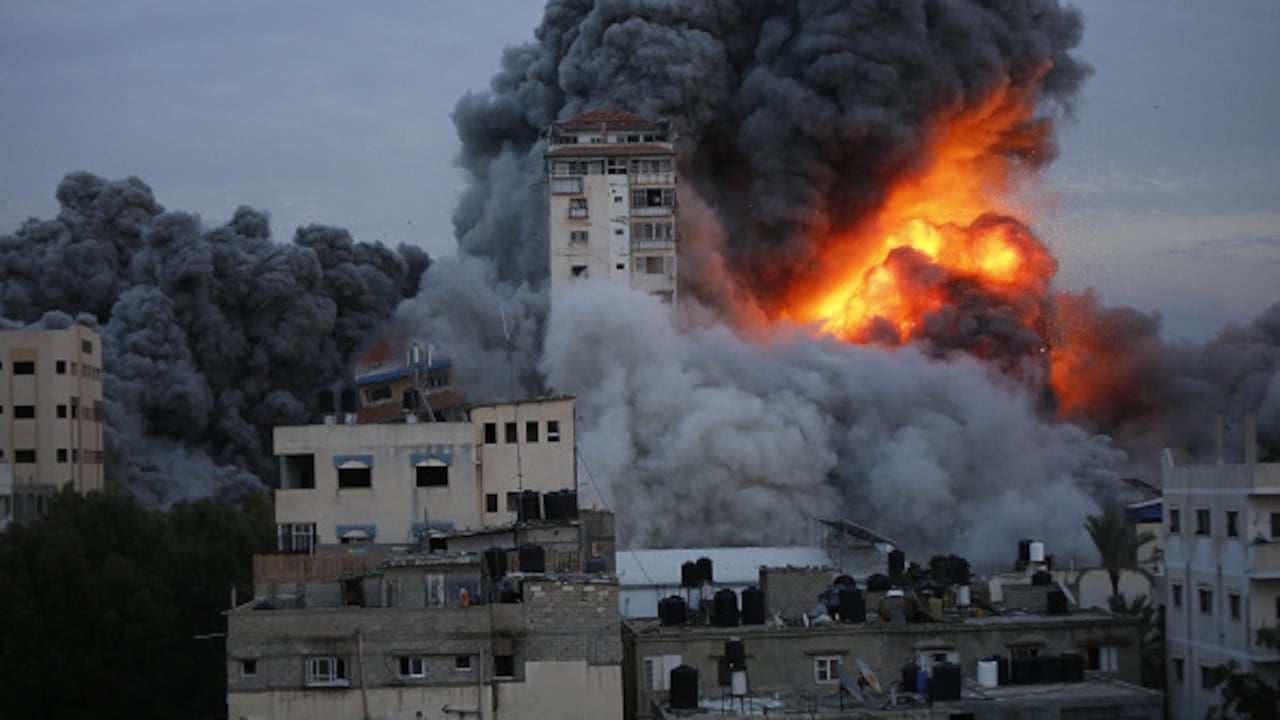 Las imágenes de la Franja de Gaza muestran la intensificación del conflicto (Photo by Ashraf Amra/Anadolu Agency via Getty Images)