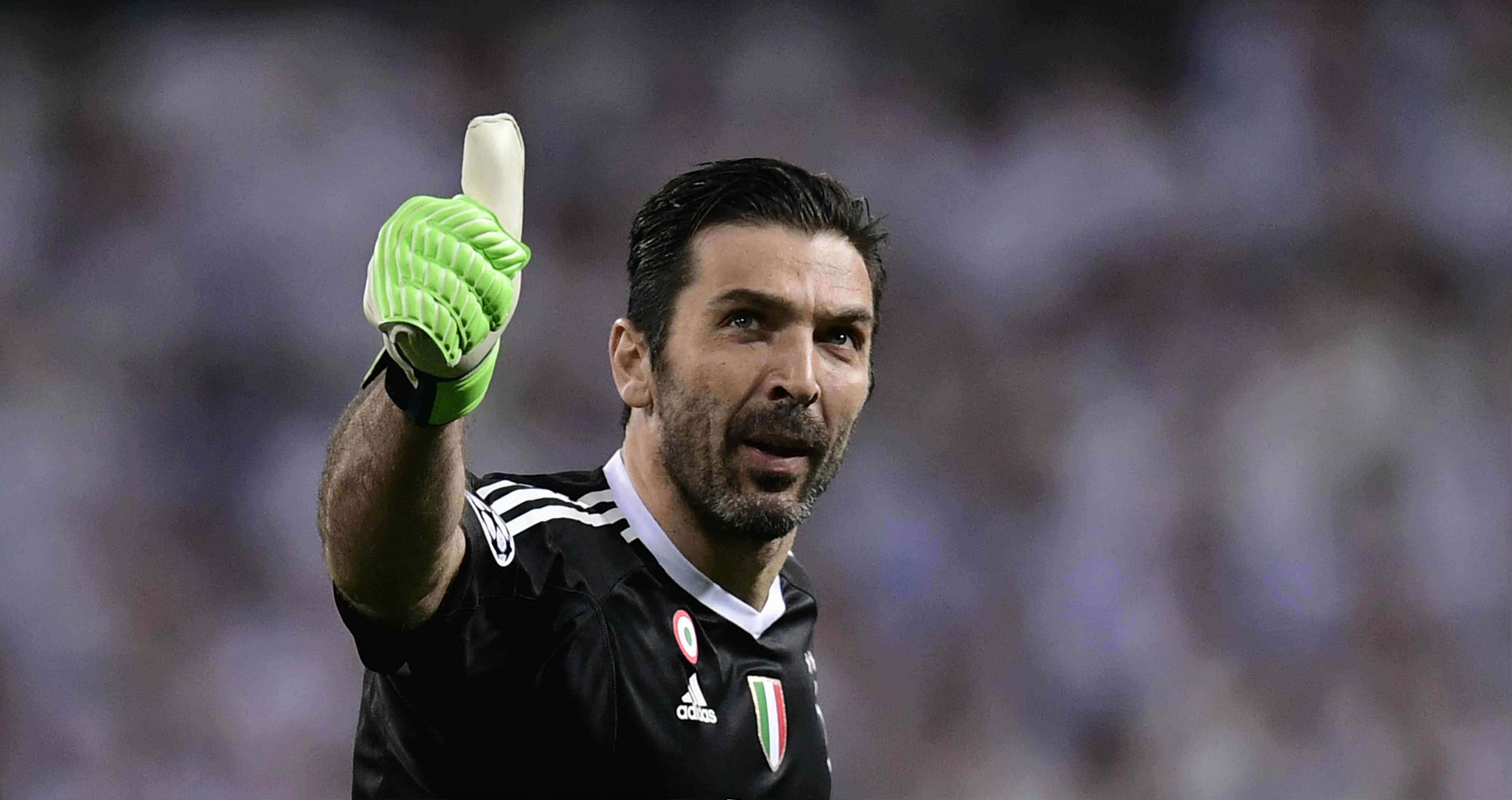Gianluigi Buffon, arquero italiano que aún ataja con 45 años.