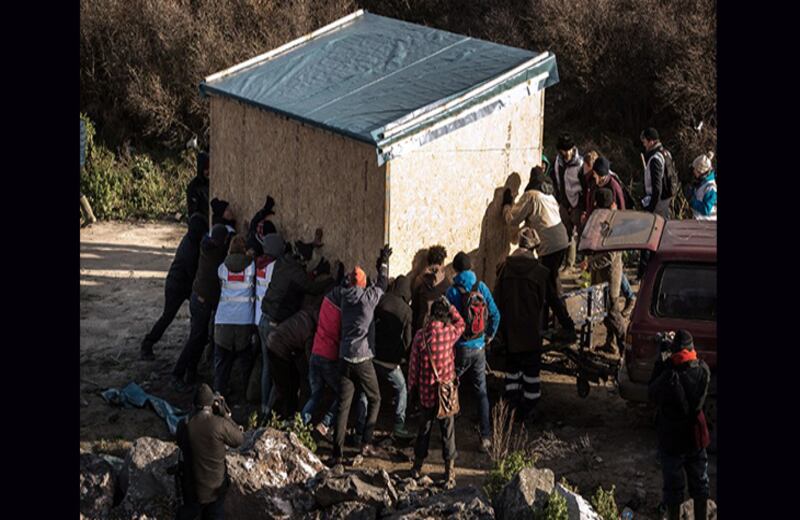 Los inmigrantes cargan como pueden sus pertenencias, luego de que un aviso de las autoridades les solicitara evacuar parcialmente la "Jungla" de Calais. Foto: Philippe Huguen / AFP