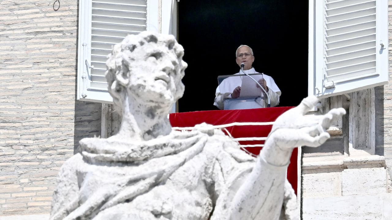 El papa León XIV habla durante el rezo del Ángelus desde un balcón con vista a la plaza de San Pedro, en el Vaticano, el 9 de agosto de 2026. (Foto: Filippo MONTEFORTE / AFP)