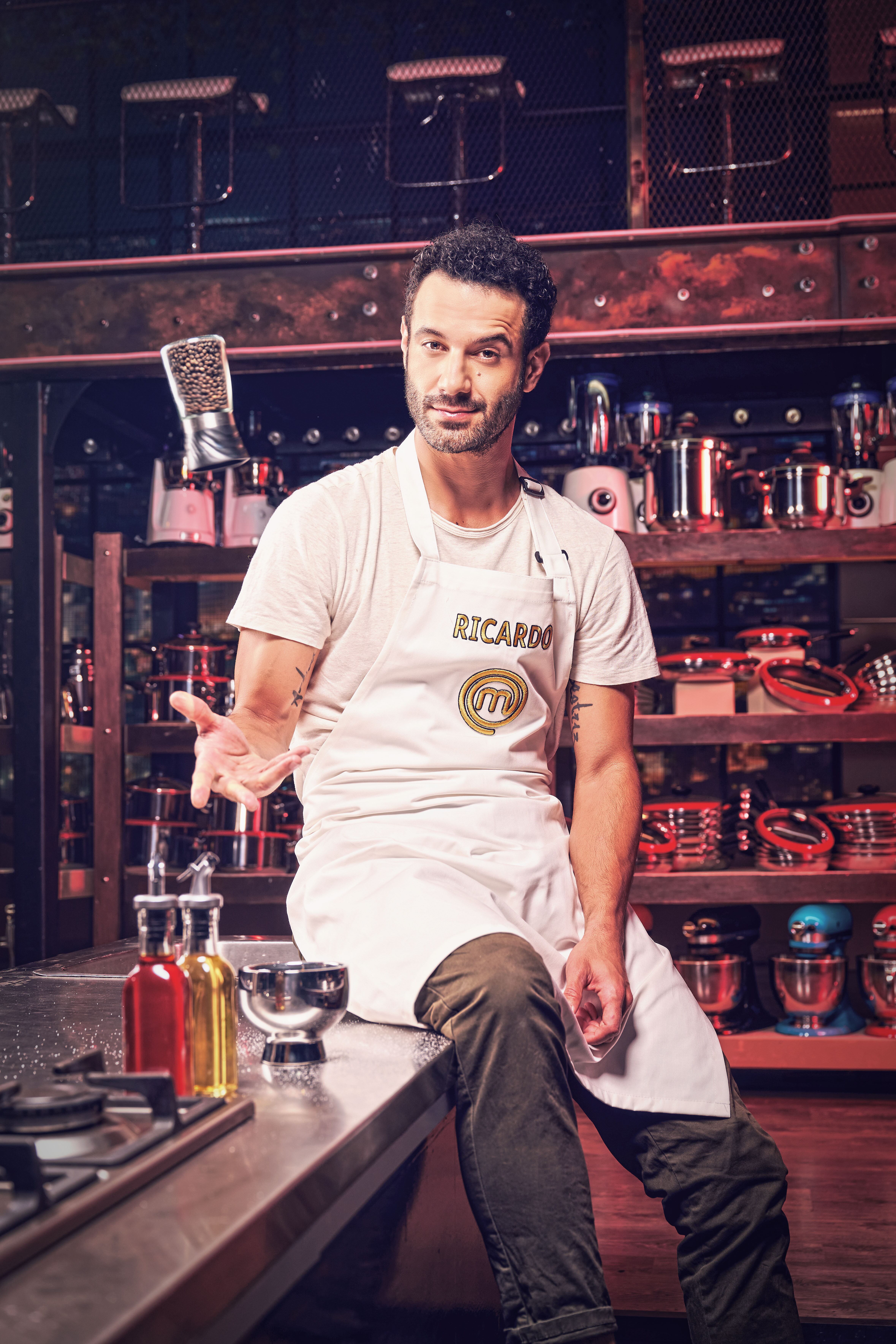 Ricardo Henao tiene delantal negro en MasterChef Celebrity 2024.