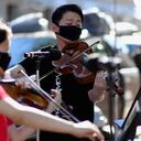 La Filarmónica de Nueva York hace tres pequeñas presentaciones al día los viernes, sábados y domingos en las calles de la ciudad.