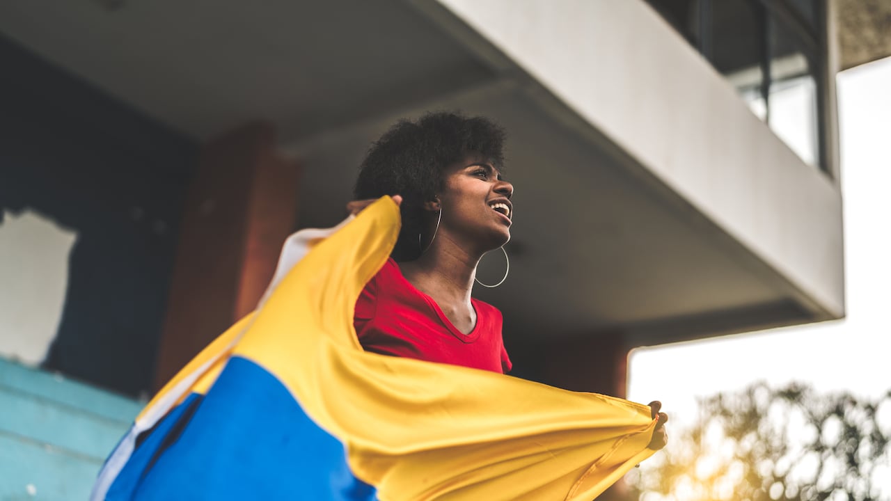 Foto de referencia de una colombiana feliz