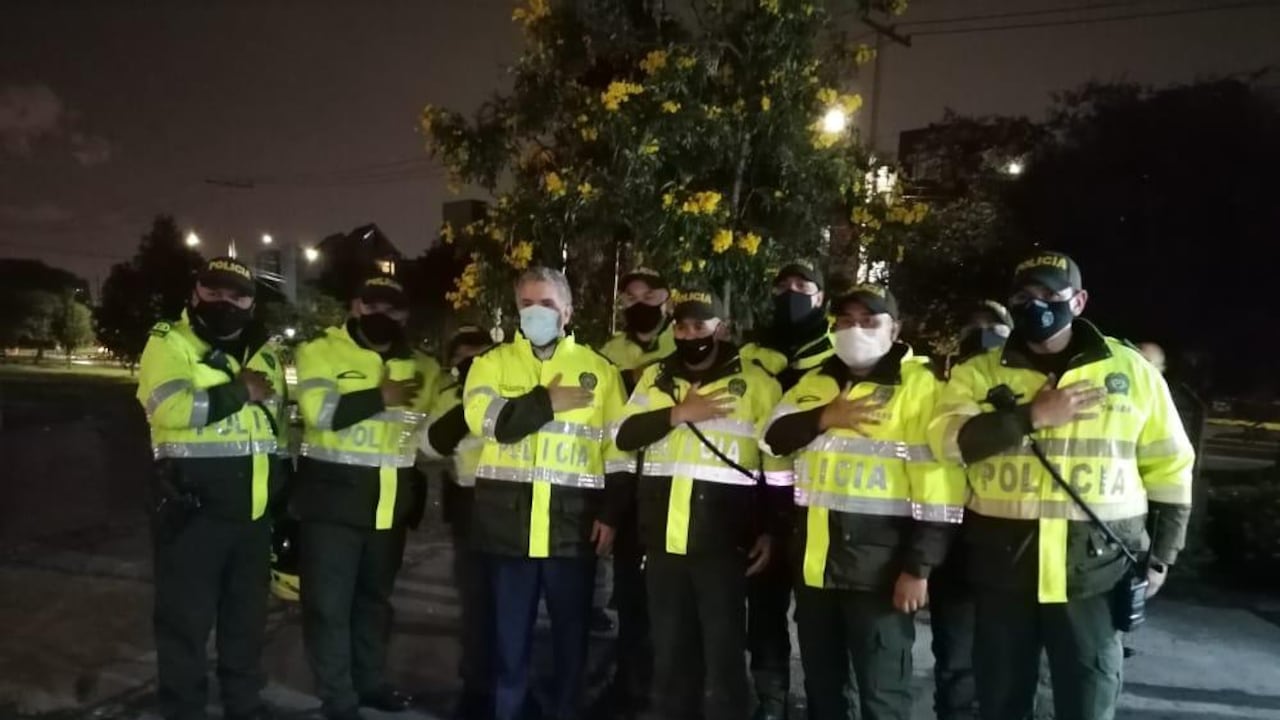 Vestido de policía, presidente Duque visitó por sorpresa los CAI de Castilla y Ferias, en Bogotá