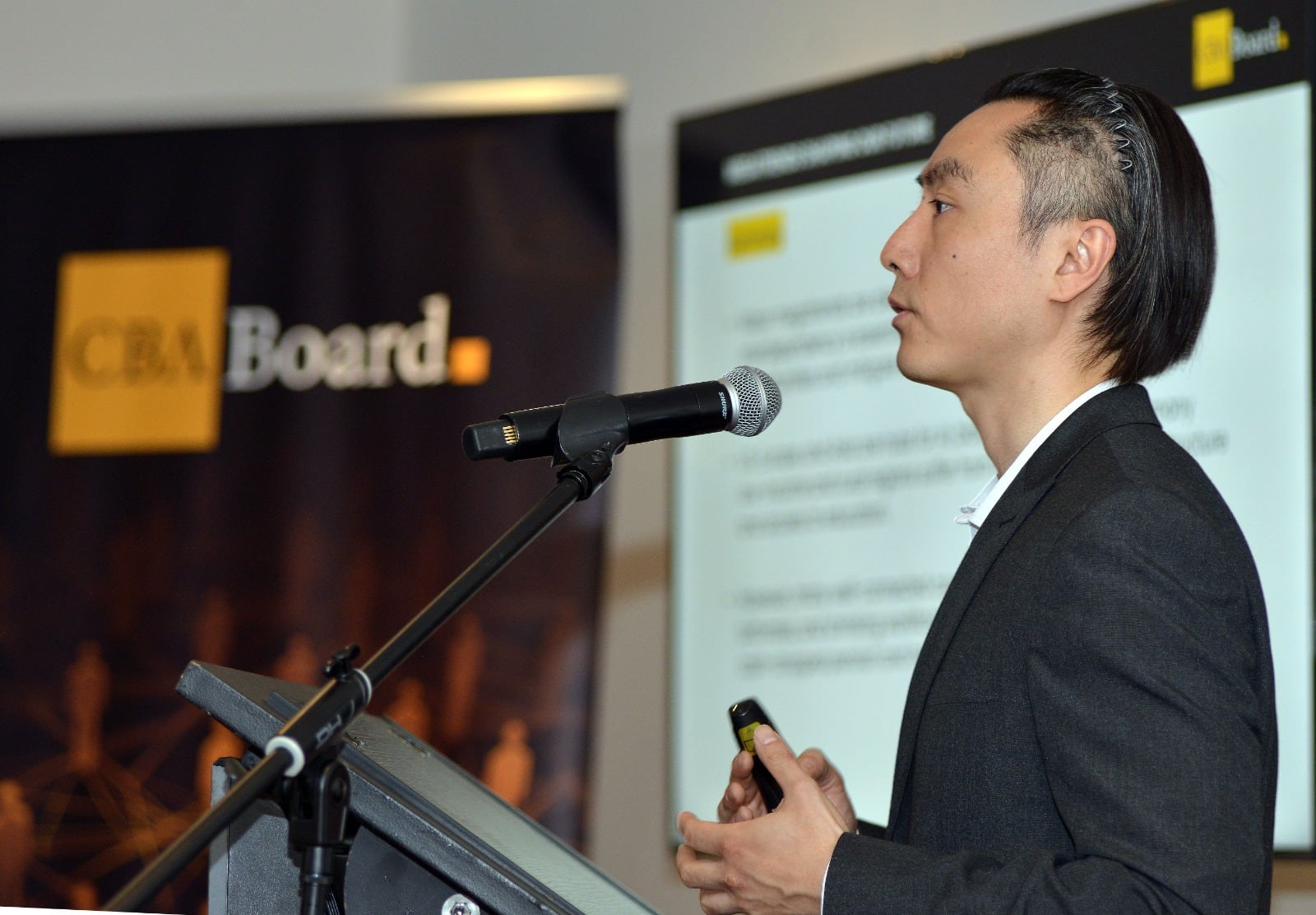 Maximilian Ge, experto en inteligencia artificial, durante el evento de CBA Board Colombia.