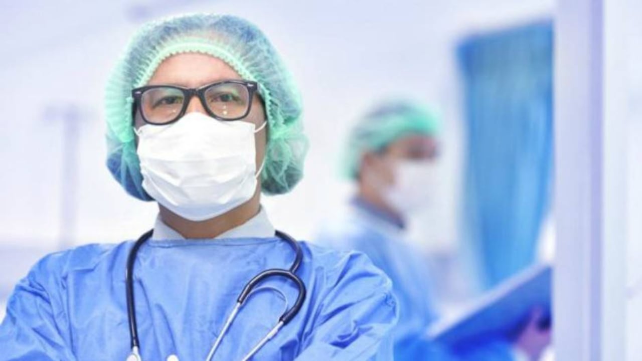 Según el director, el Colegio Médico Colombiano recibe comúnmente casos alarmantes por amenazas, apuñalamientos y agresiones contra profesionales de la salud.