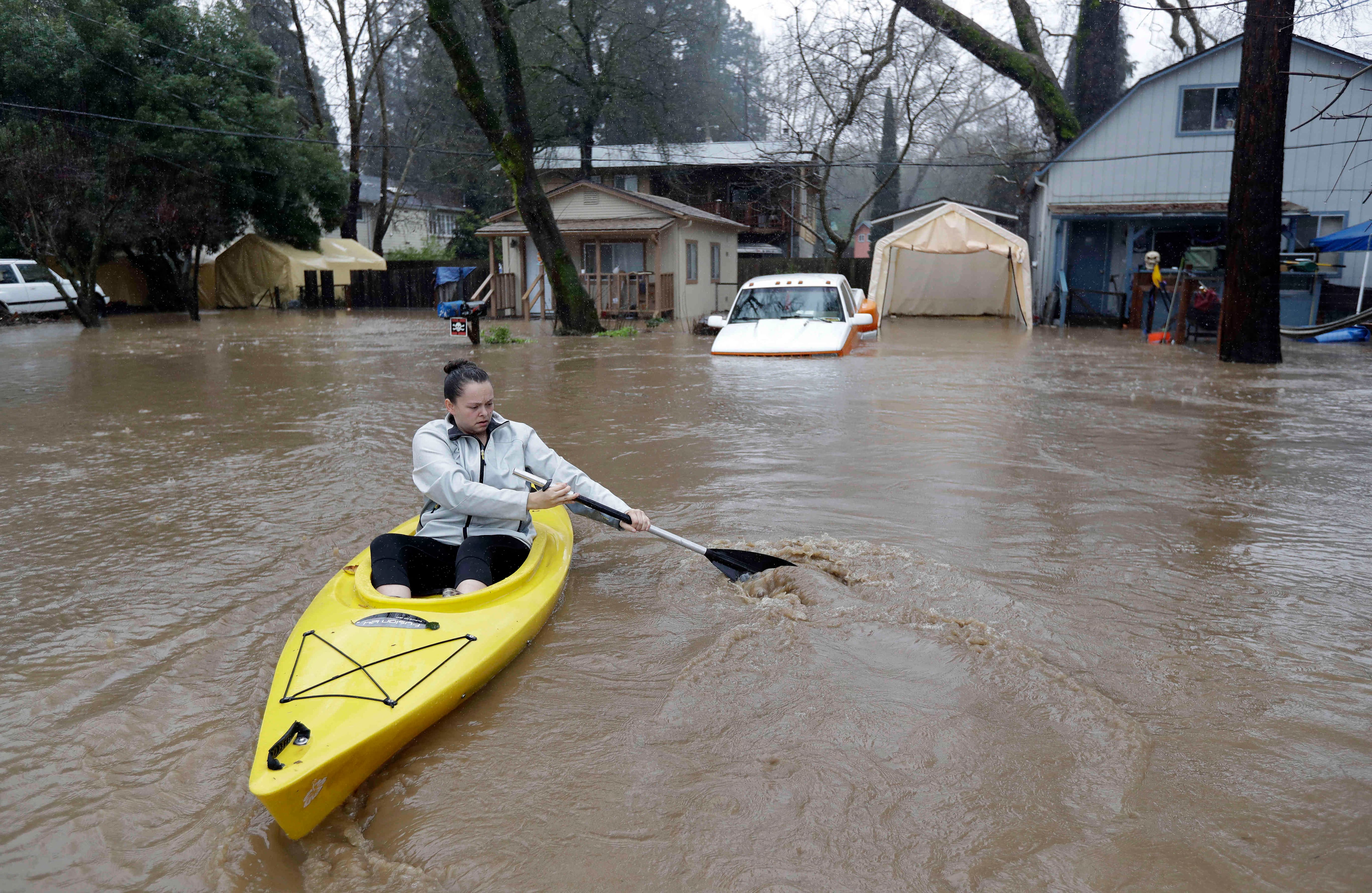 Rachel Turner usa un kayak para acceder a su casa inundada el martes 7 de febrero de 2017 en Felton, California. Los relojes de inundación están en el lugar para partes del norte de California a través de la costa central, mientras las fuertes lluvias inundan los caminos y amenazan con sobrecargar los ríos y Arroyos (Foto AP / Marcio José Sánchez)