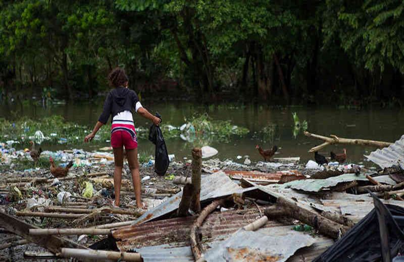 En la ciudad de Guantánamo, Cuba, Matthew acabó con cerca de 250 millas y aumentó drásticamente los niveles de los ríos. Fotografía vía: Yamil Lage / AFP.