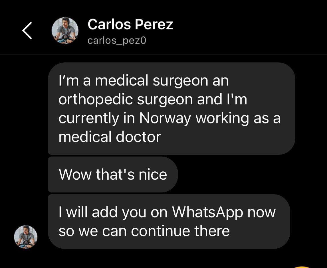 La conversación entre la mujer y el supuesto doctor.