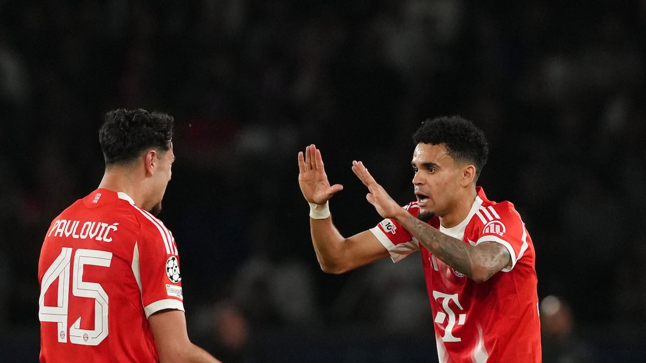 Luis Díaz celebra su gol con Aleksandar Pavlovic.