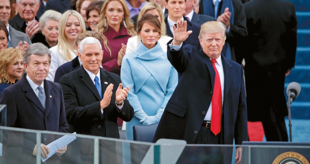 Melania Trump conspiró con una periodista para que en la posesión de su esposo Ivanka quedara sentada justo detrás de ella y tapada con respecto a las cámaras.