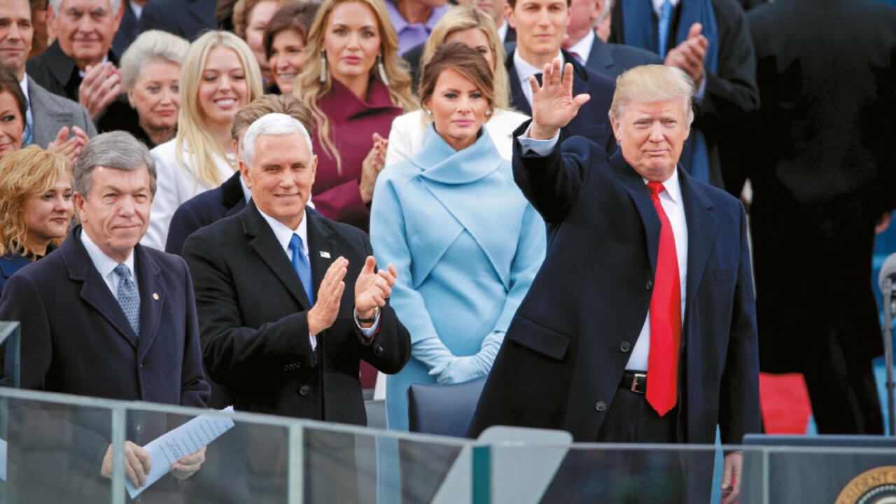 Melania Trump conspiró con una periodista para que en la posesión de su esposo Ivanka quedara sentada justo detrás de ella y tapada con respecto a las cámaras.