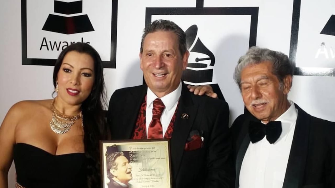 Bera, la artista que lleva 18 años cantando música popular, junto a Darío Gómez y Pistolita, su padre.