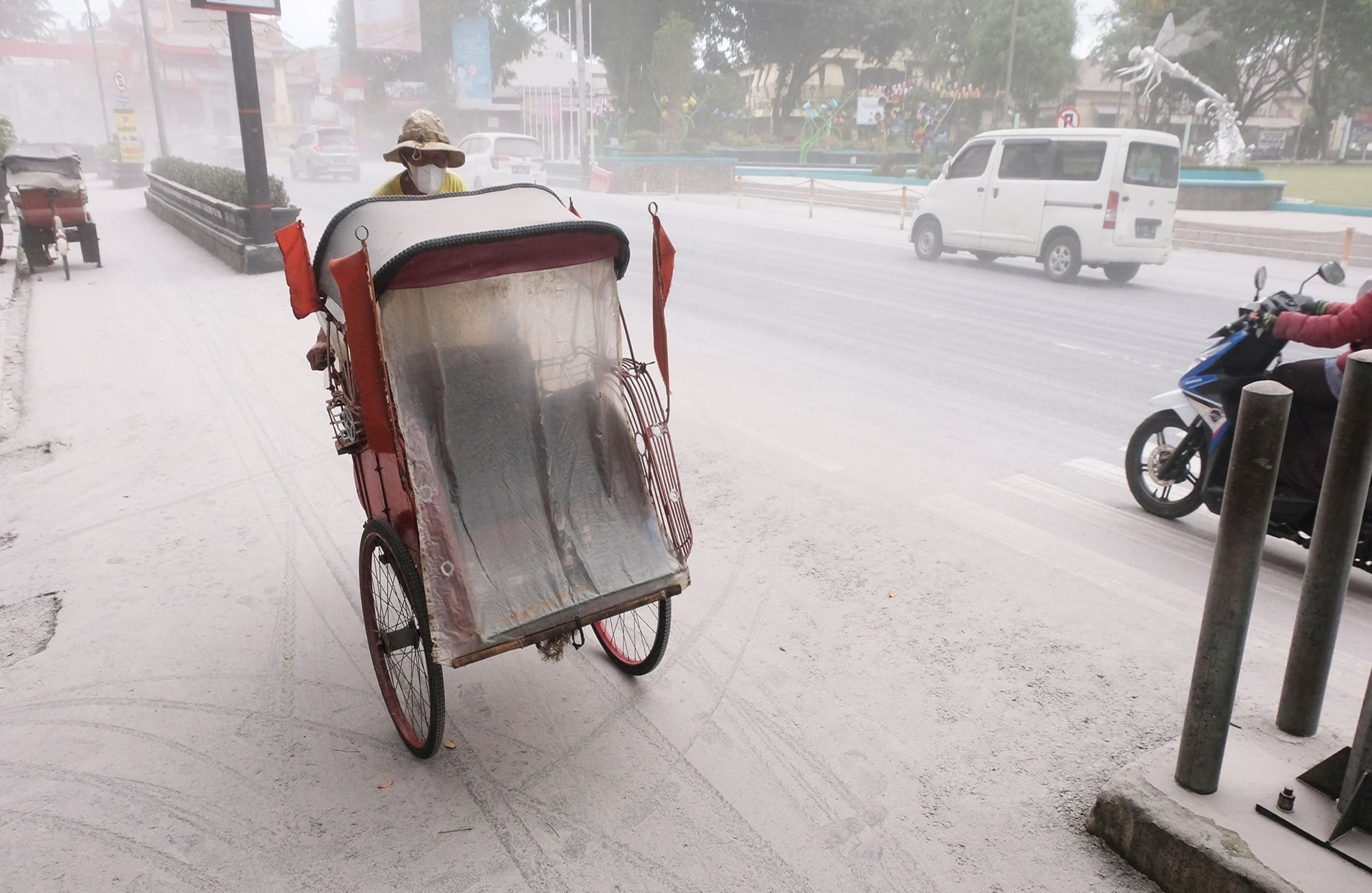 En imágenes: El monte Merapi de Indonesia entra en erupción