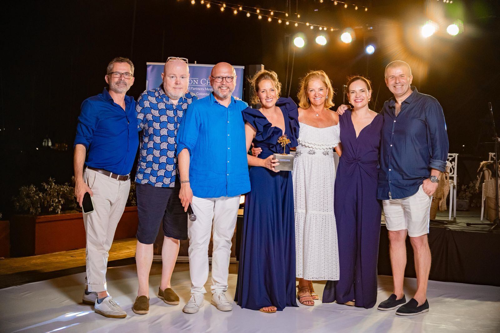 Camila Vargas, socia en Aristos y Managing Director de Stanton Chase Colombia, tiene en sus manos el premio a la mejor oficina global de  la firma.