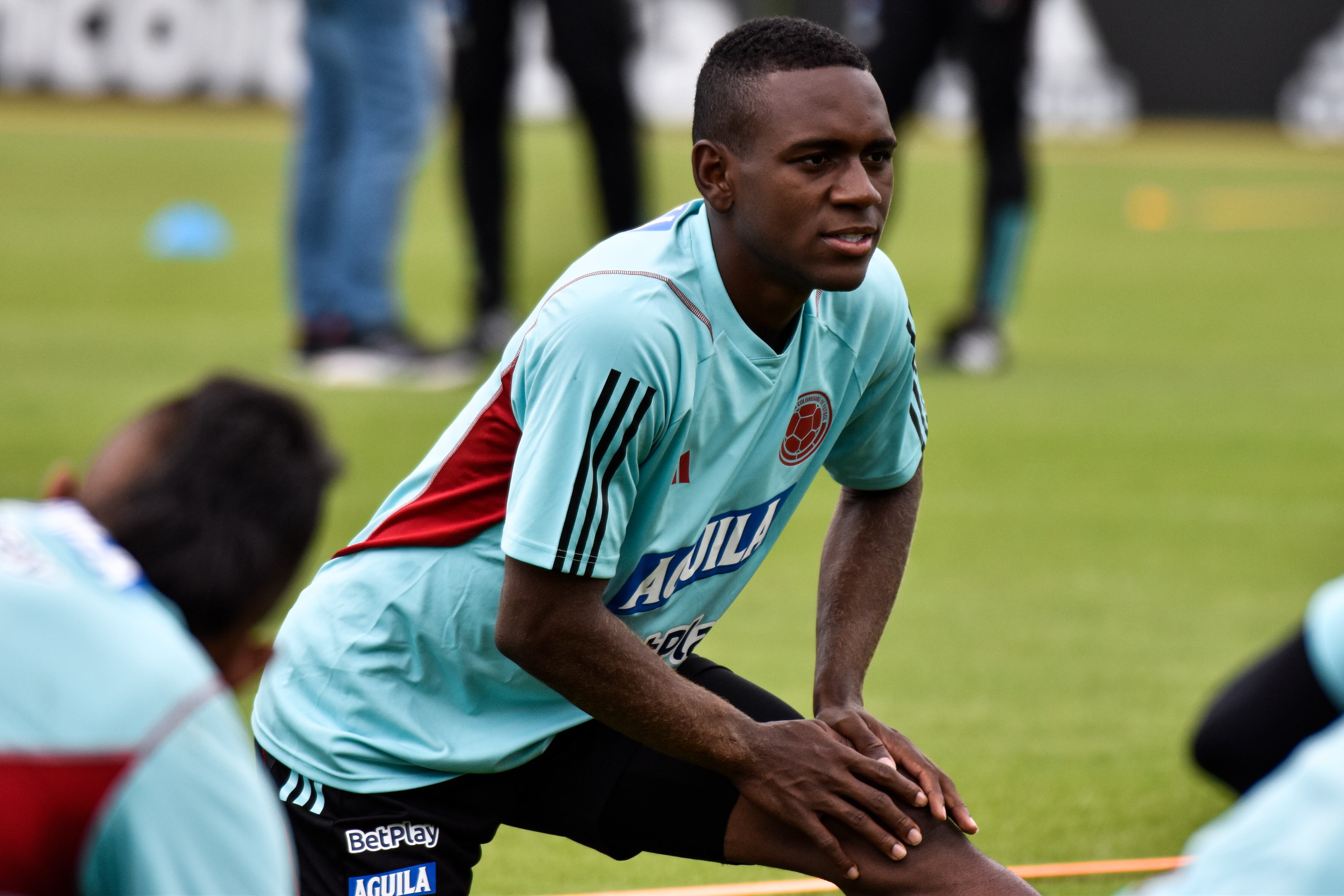 Alexis Castillo de Colombia durante los calentamientos de la selección nacional de Colombia en Bogotá, Colombia, el 19 de abril de 2023 antes de la Copa Mundial de la FIFA Argentina sub-20. (Foto por: Cristian Bayona/Long Visual Press/Universal Images Group vía Getty Images)