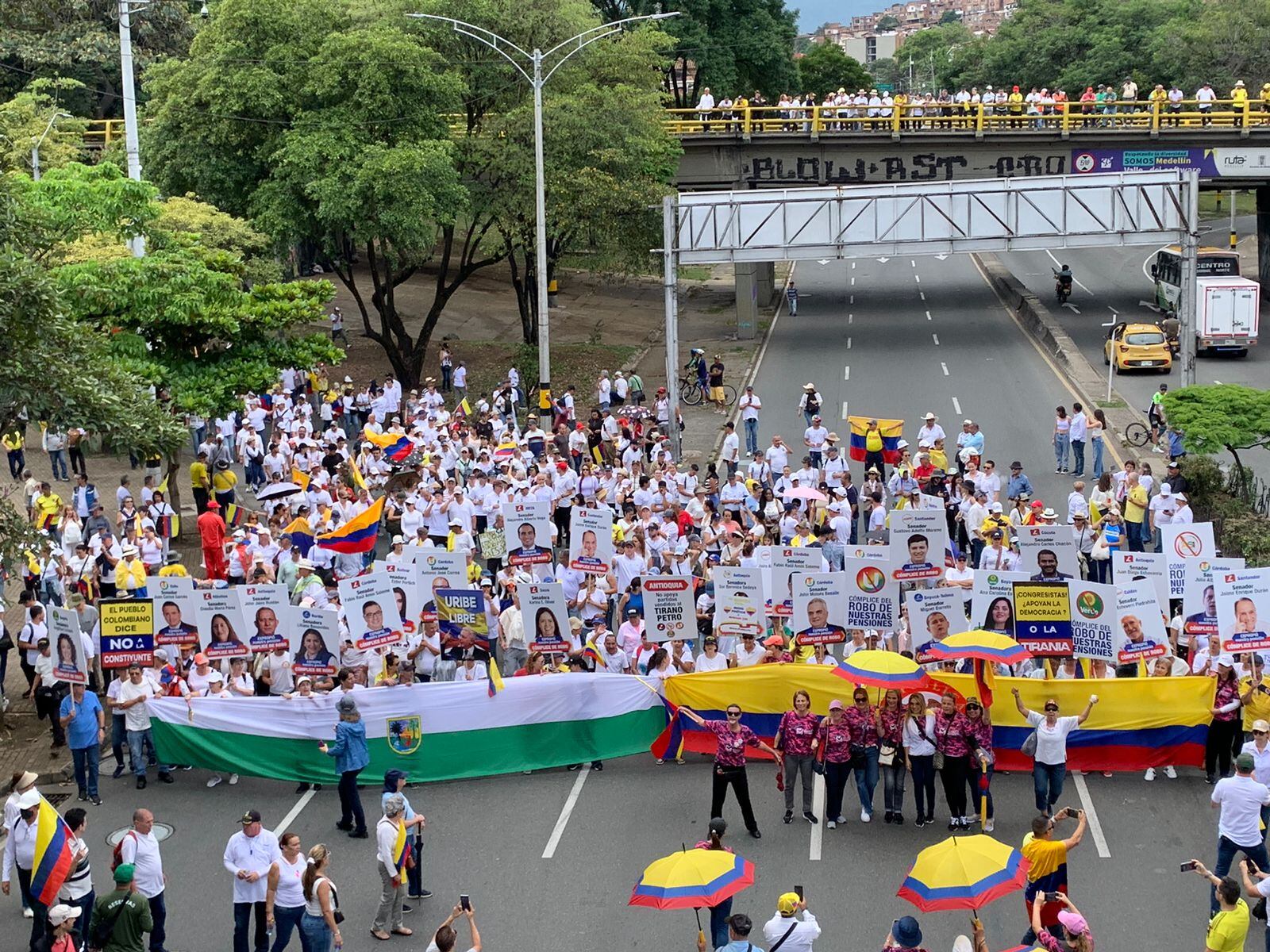 Marchantes en Medellín exponen carteles de dirigentes políticos señalados como "cómplices de robo"