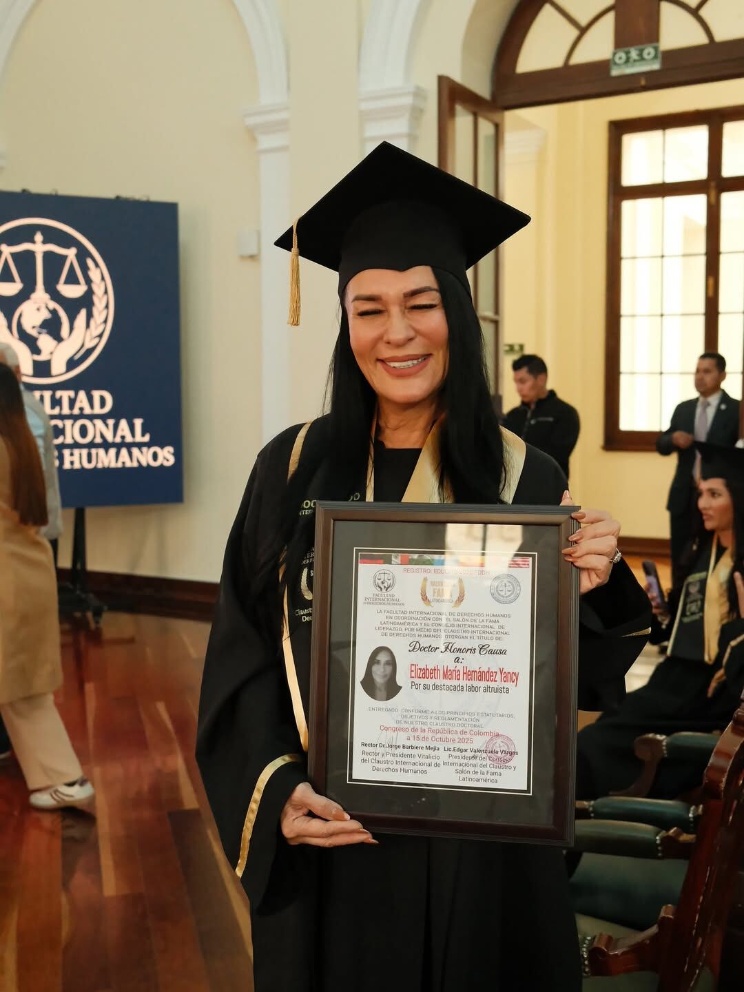 Mamá de Kimberly Reyes recibió un Doctorado honoris causa.