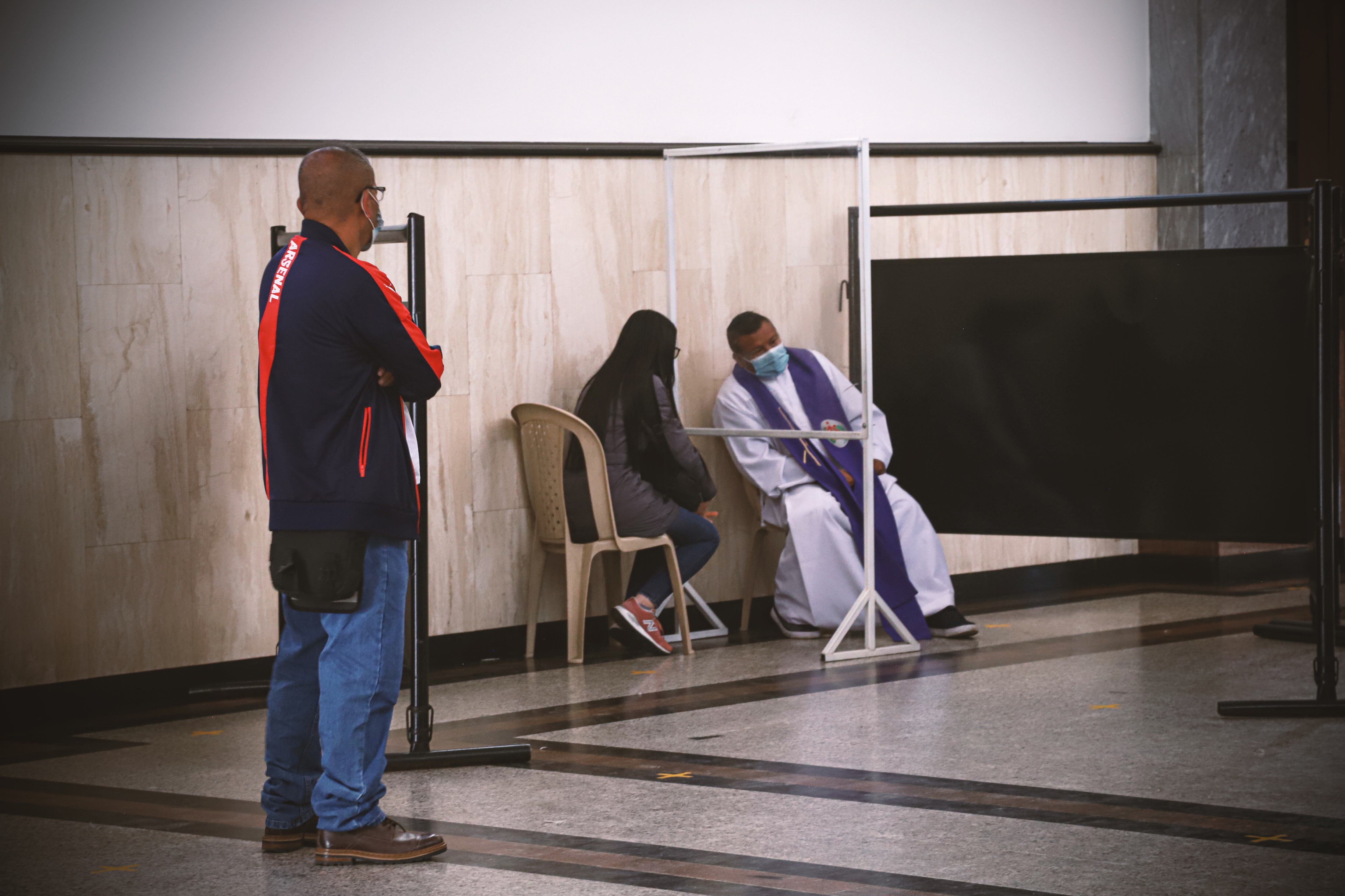 Hasta el tradicional confesionario se tuvo que transformar para convertirse en un espacio "Bioseguro".