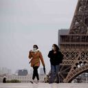 Gente camina cerca de la Torre Eiffel, en París, el lunes 11 de mayo de 2020. Los franceses dejan sus casas y apartamentos por primera vez en dos meses cuando el país levanta cautelosamente su cuarentena. Tiendas de ropa, peluquerías y otras empresas grandes y pequeñas reabrieron el lunes con estrictas precauciones para mantener el coronavirus a raya. Foto: Christophe Ena/AP