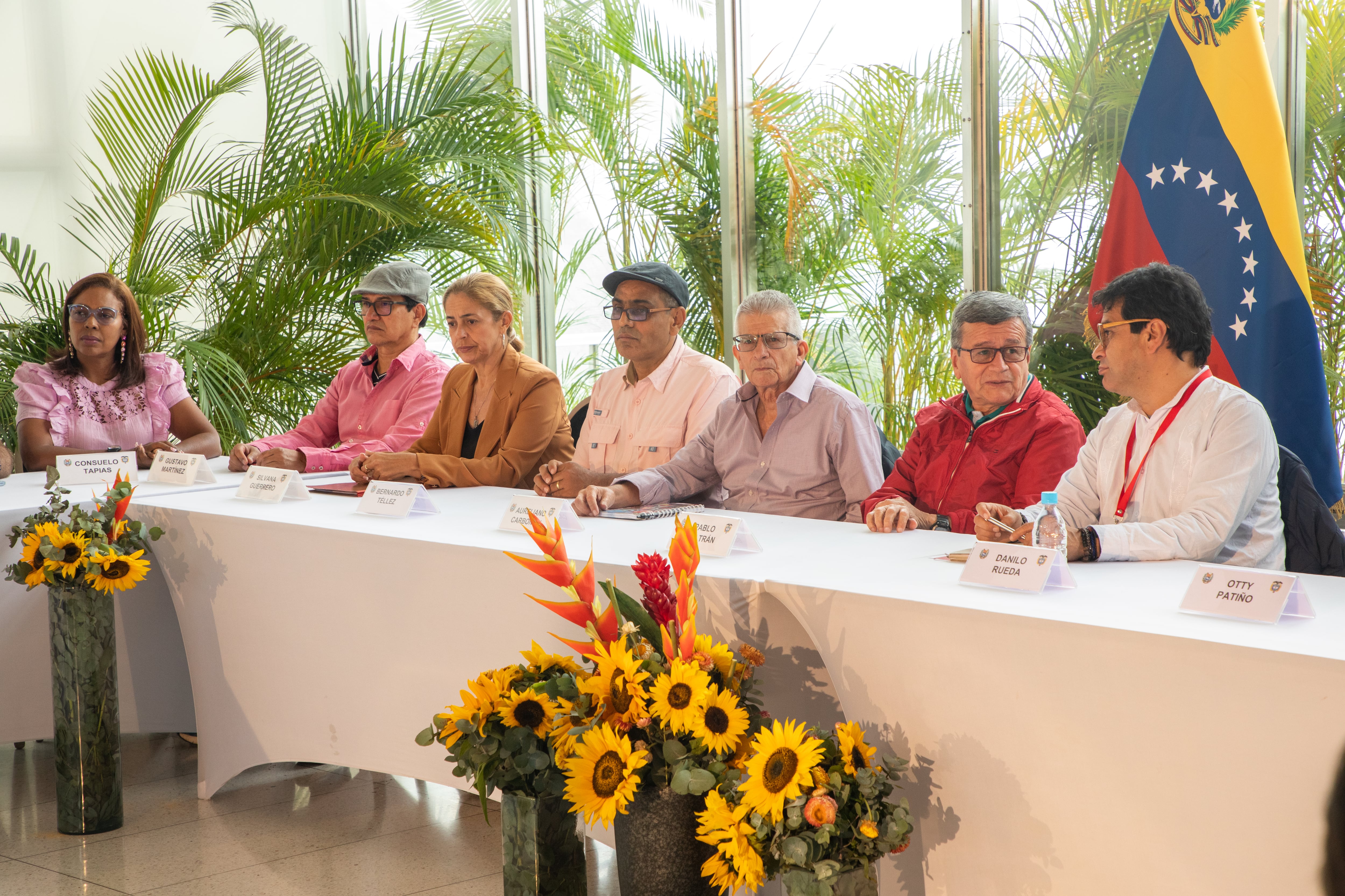 Delegación de paz del ELN junto con el comisionado de paz, Danilo Rueda.