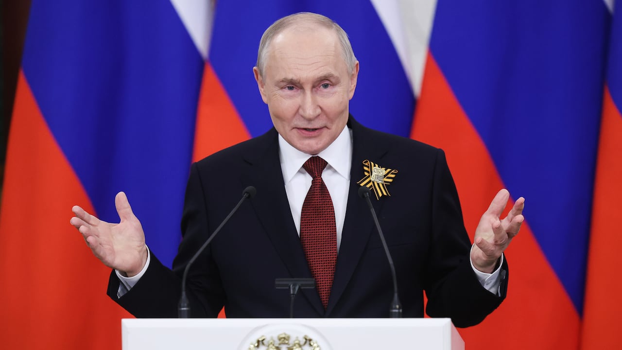 El presidente ruso Vladimir Putin gesticula mientras habla con periodistas tras su reunión con los jefes de las delegaciones extranjeras en el Gran Palacio del Kremlin en Moscú.