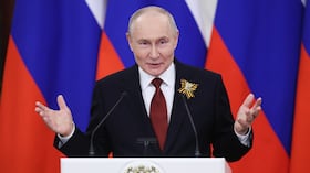 El presidente ruso Vladimir Putin gesticula mientras habla con periodistas tras su reunión con los jefes de las delegaciones extranjeras en el Gran Palacio del Kremlin en Moscú.