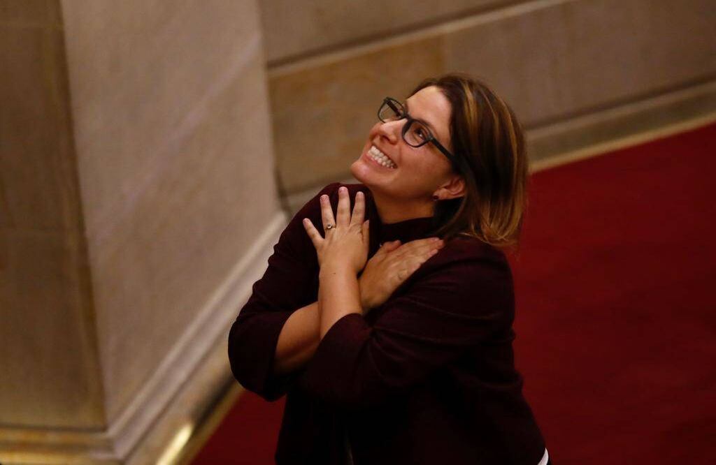 Juanita Goebertus, representante a la Cámara por Bogotá del partido Alianza Verde, celebra la victoria de la oposición ante las objeciones presidenciales a la JEP. FOTO: León Darío Peláez
