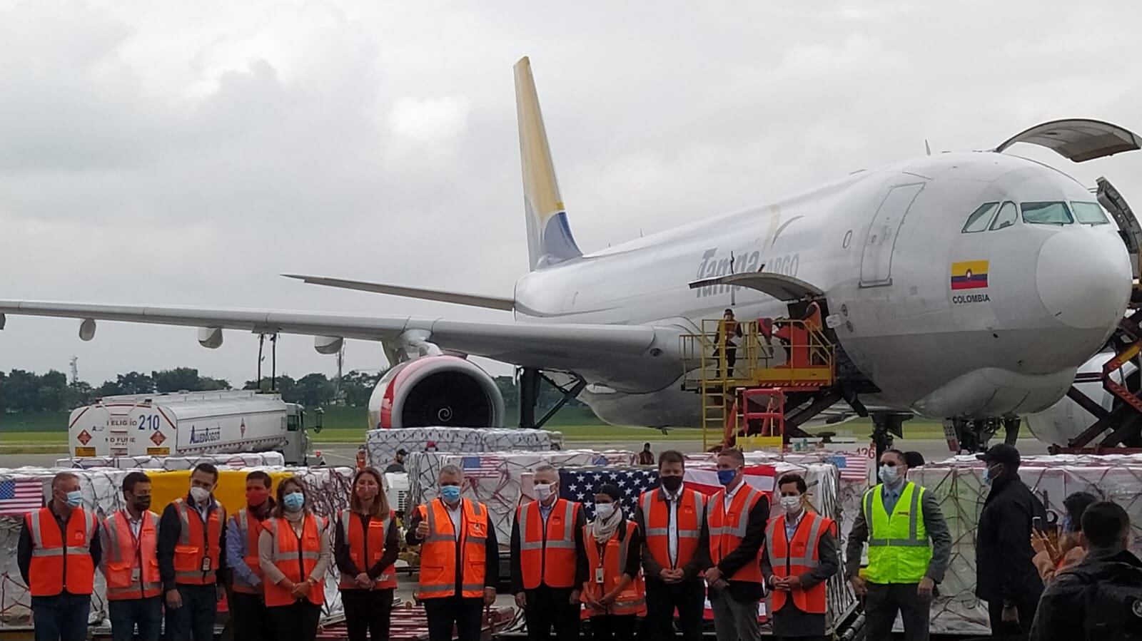 Comitiva que recibió las dosis de Moderna donadas por EE.UU.