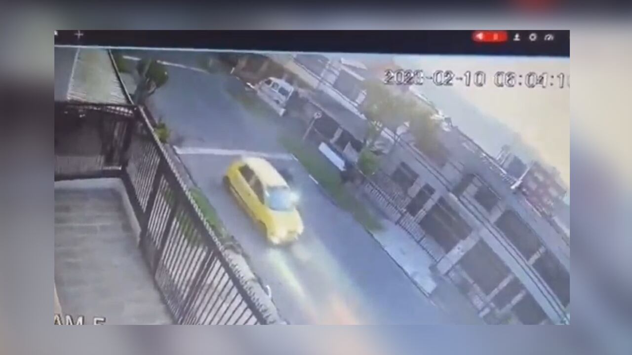 Una motocicleta increpó a un taxi donde iba un ganadero.