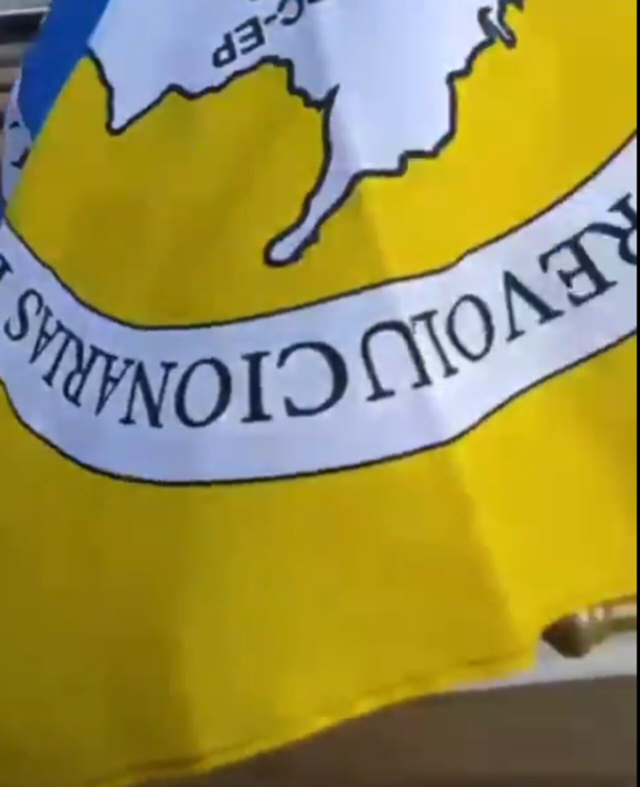 Bandera que cubre el ataúd de alias Guillermino