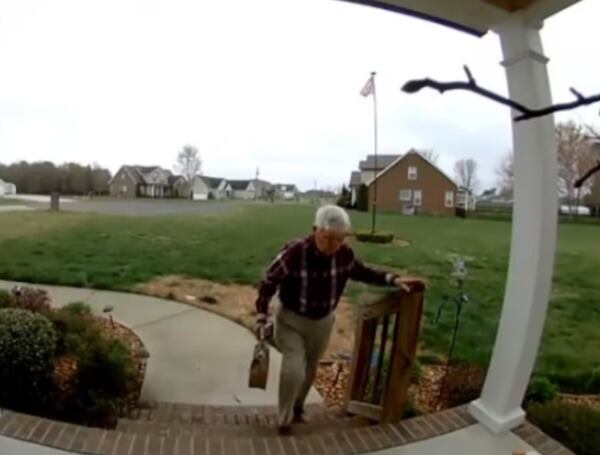 El hombre, identificado como Richard Pulley, se hizo viral por su clara debilidad a la hora de hacer su trabajo.