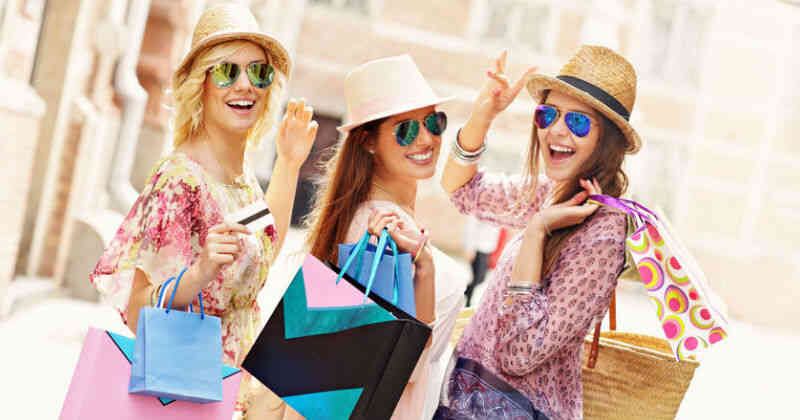 Para muchos, recorrer centros comerciales decorados con luces y villancicos es parte de la experiencia navideña.