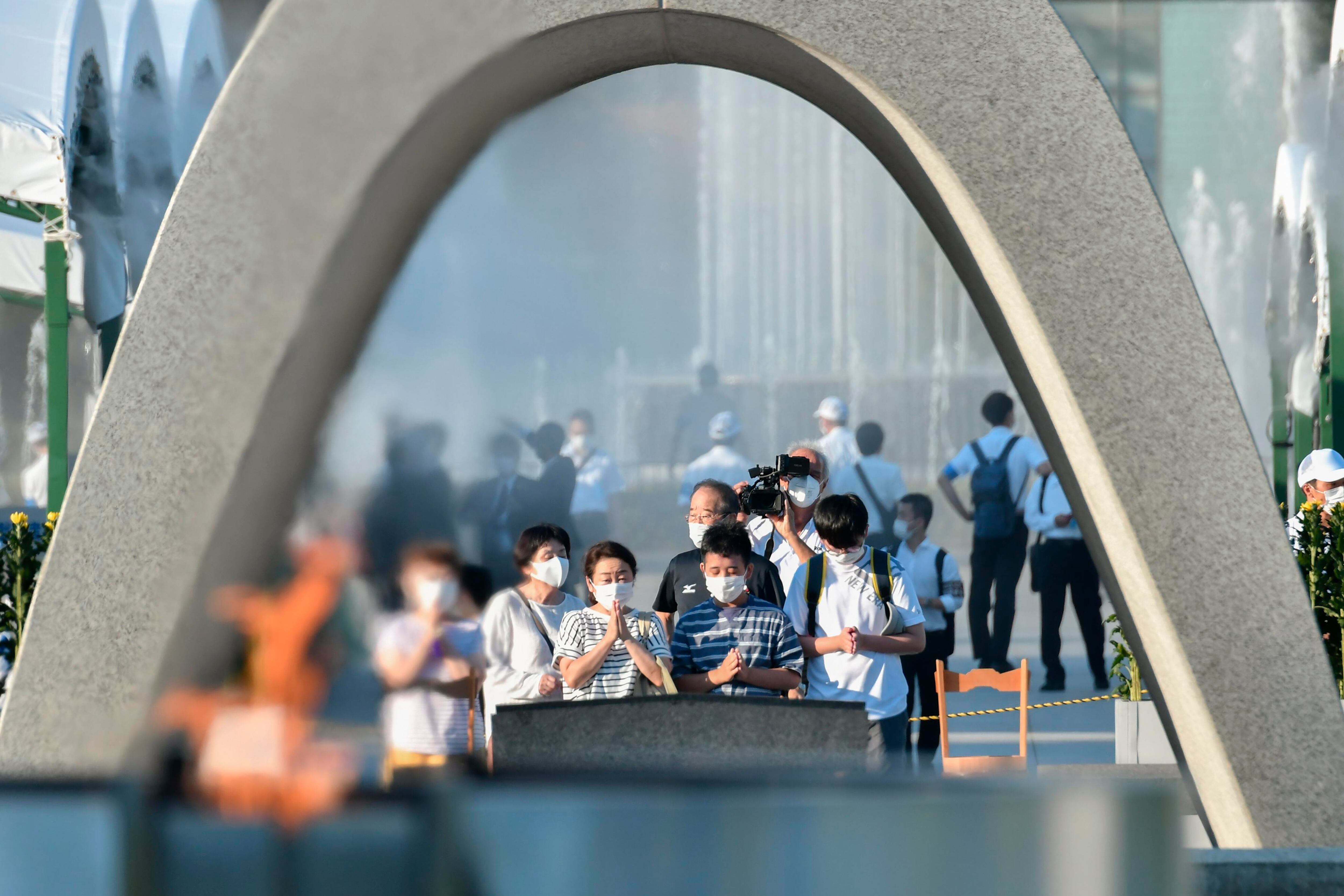 Visitantes oran frente al cenotafio dedicado a las víctimas del bombardeo atómico en el Parque Conmemorativo de la Paz de Hiroshima en Hiroshima, en el oeste de Japón. (Kyodo News via AP)
